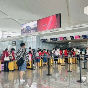 杭州机场“无陪接待站”迎高峰，一周800多个孩子独自起“飞”
