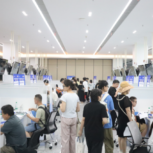 高校学子扎堆尖山湖人才市场，这场“乐业湘江”招聘会推动求职者与企业“双向奔赴”