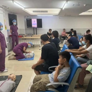 手术候诊区变身急救课堂！广东省妇幼保健院开展亲子急救培训
