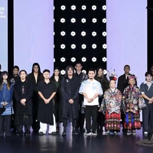 贵州“村T”年近八旬“姐妹花”亮相中国时尚大会：把苗绣打造成跨越地域与时间的“文化交响”