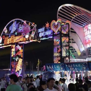 夜幕降临，烟火气渐浓 青岛西海岸新区凤凰夜市开市