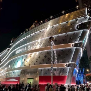 LV“大船”难载LVMH：业绩下滑、隐私“漏水”，奢侈品巨轮或驶向性价比时代