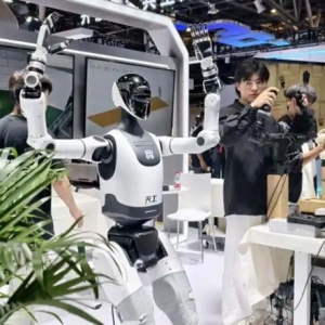 “秀场”变“职场”！机器人本体性能大进化，正式开启“打工”时代｜聚焦2025WAIC