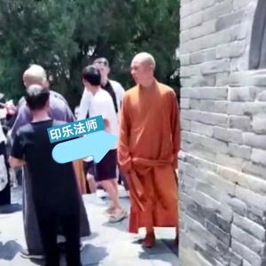 一财记者再探少林寺：微笑挥手的新住持进入围挡的方丈室