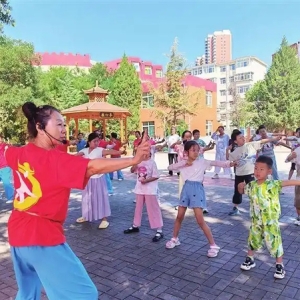 康乐苑社区：中式养生受欢迎 百人同练八段锦
