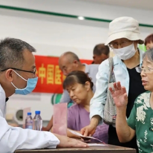 浙江嘉兴：送健康进社区