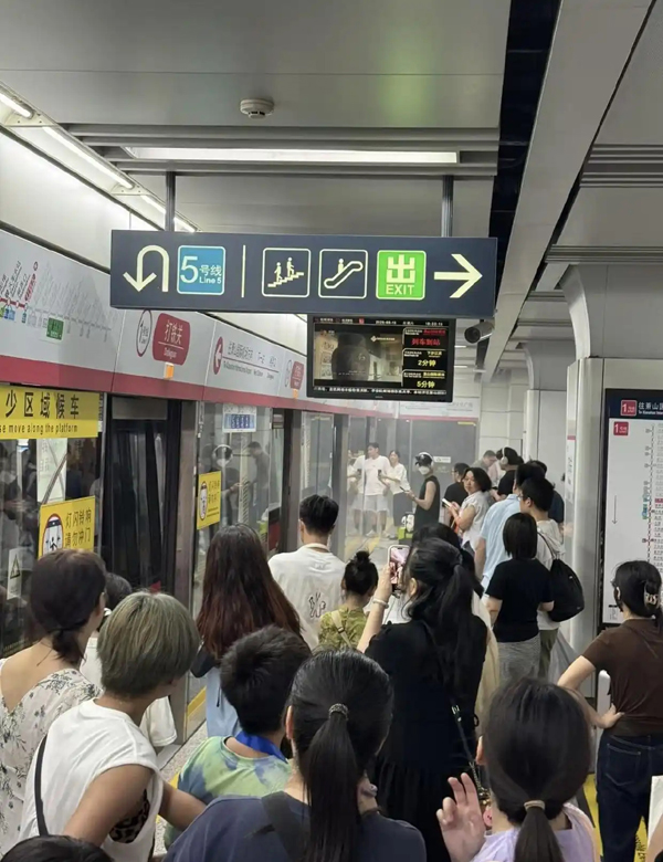 杭州地铁1号线，乘客携带的充电宝自燃冒烟，有人用了灭火器