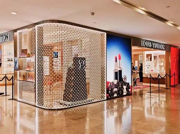 路易威登全球首家美妆店在南京德基开业，口红1200元创行业新高