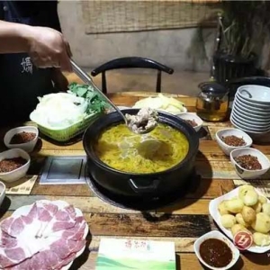 罗平马街：康养旅居中享土鸡盛宴与果园之乐