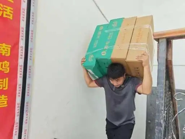 我的高温日志｜烈日下的“物流硬汉”，生扛沙发、床垫、家电爬楼