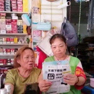 重庆两江新区翠云街道为沿街商户送上“垃圾分类攻略”