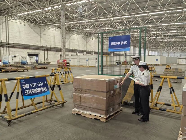 万吨国际中转货流跨越全球，海关高效连接“空中桥梁”