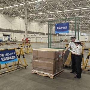 万吨国际中转货流跨越全球，海关高效连接“空中桥梁”