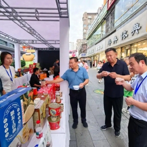 300余种优质农品亮相青岛台东步行街