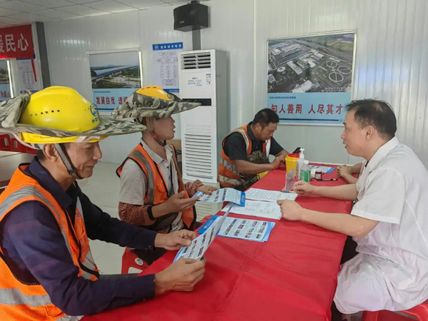 健康义诊进工地 情系工友暖民心