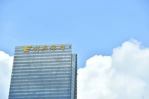 越秀房产基金将向关联人士出售越秀金融大厦50%权益，约34.33亿元