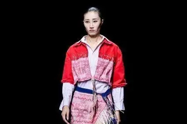 五指山黎锦苗绣服饰亮相中国国际时装周