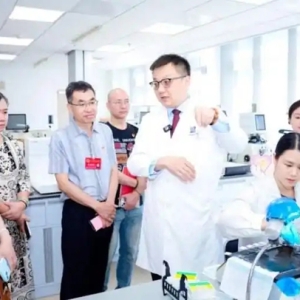 医院开放日，一妇婴邀市民代表深度探院！20多道工序制作一份病理切片，只为两个字“精准”