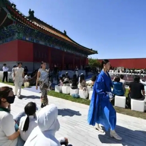 北京时装周青年设计师扶持计划专场秀在隆福寺上演