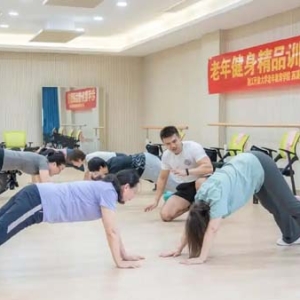 专业教练进驻，老年大学健身营开课