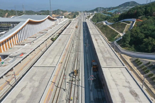 奠定开通基础 金建高铁兰溪东至建德段长轨铺设完成