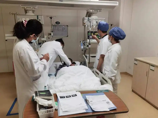湘雅医院产科迎“国庆宝宝”！急诊日接近400人，重症医学科守护不打烊