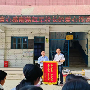 这位学生口中的“蒋爸爸”，用大爱铺就特殊孩子的成长路