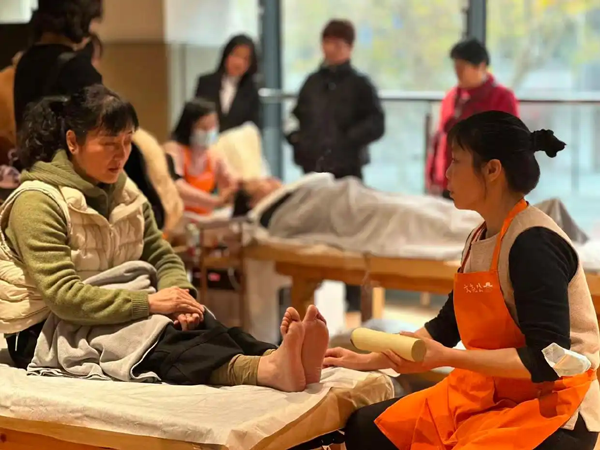 从照顾家人到服务社区，杭州“家庭健康官”走出灵活就业新路径