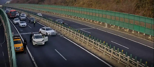 太惊险！新能源车事故后系统锁死，高速交警几个动作1分钟唤醒车机