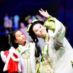 人文经济激活消费新动能｜从街头风景到千亿级市场，“新中式”服装扮靓“新消费”