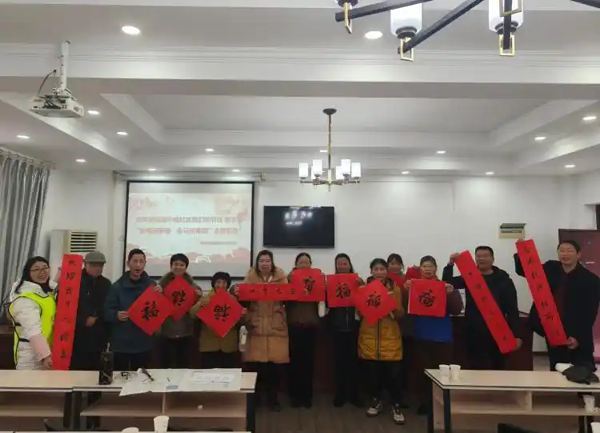 重庆市两江新区双凤桥街道中建社区：妙笔迎新春 金马送福到