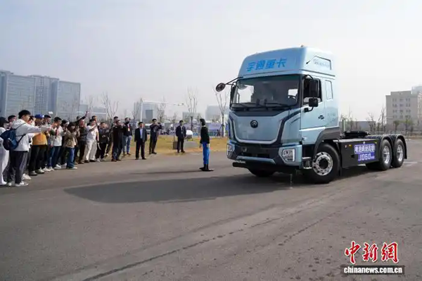 河南郑州：“智能”新能源商用车集中亮相引关注