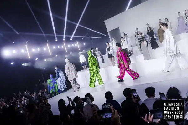 让时尚走进日常山水 2026长沙时装周登顶岳麓山
