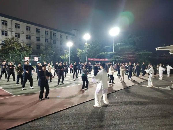 健康小屋暖人心 八段锦里悟养生——永州市委党校开展特色活动为学员健康“加油充电”